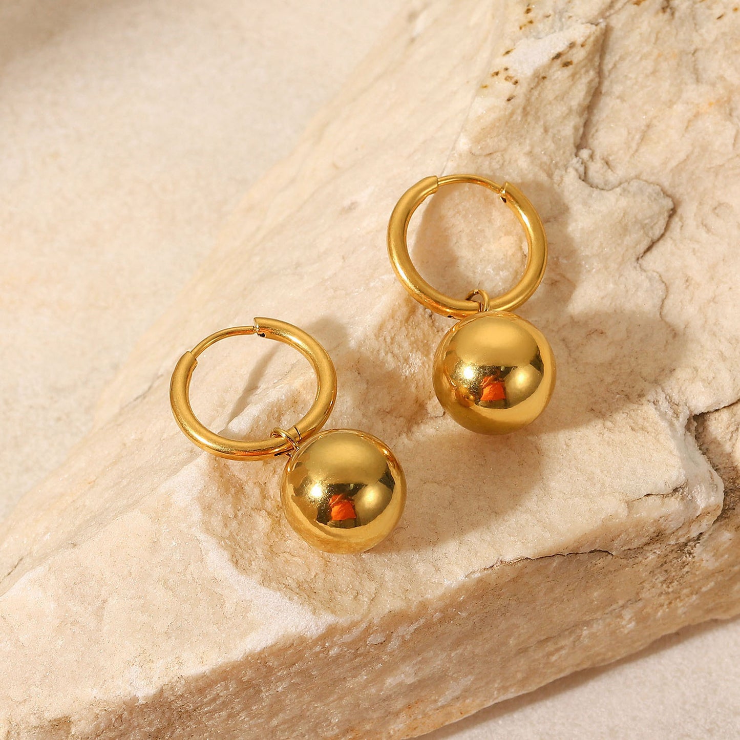 Boucles d'oreilles Boule dorée minimaliste