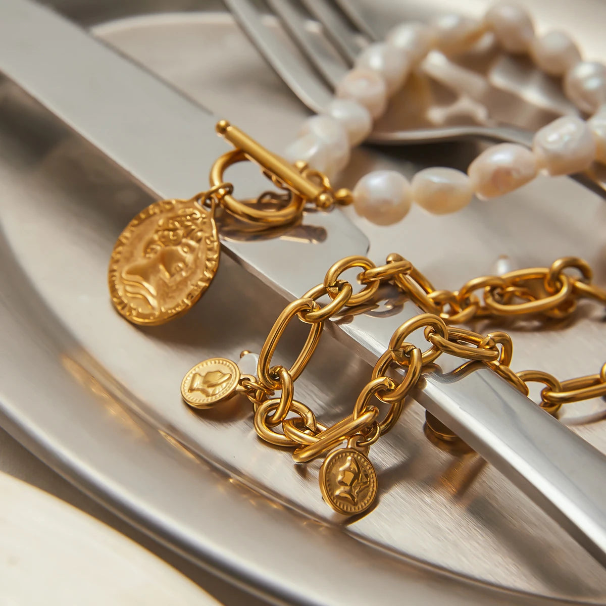 Duo bracelets "Élégance impériale" - Perles & Médaillons dorés