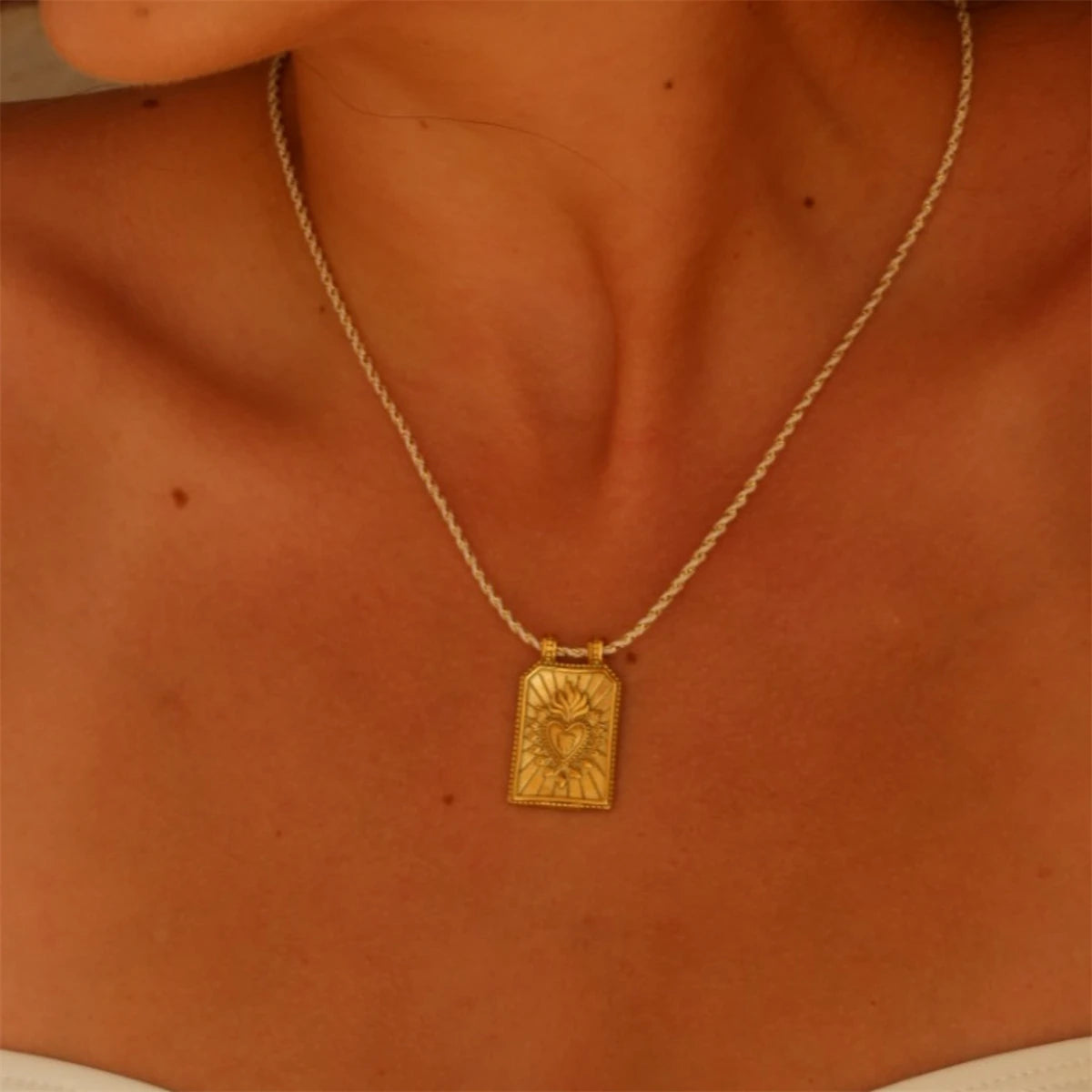 Collier "L'arcane du Cœur" – Pendentif minimaliste scintillant